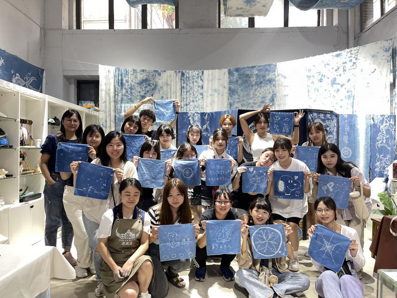 学生蜡染作品展示。