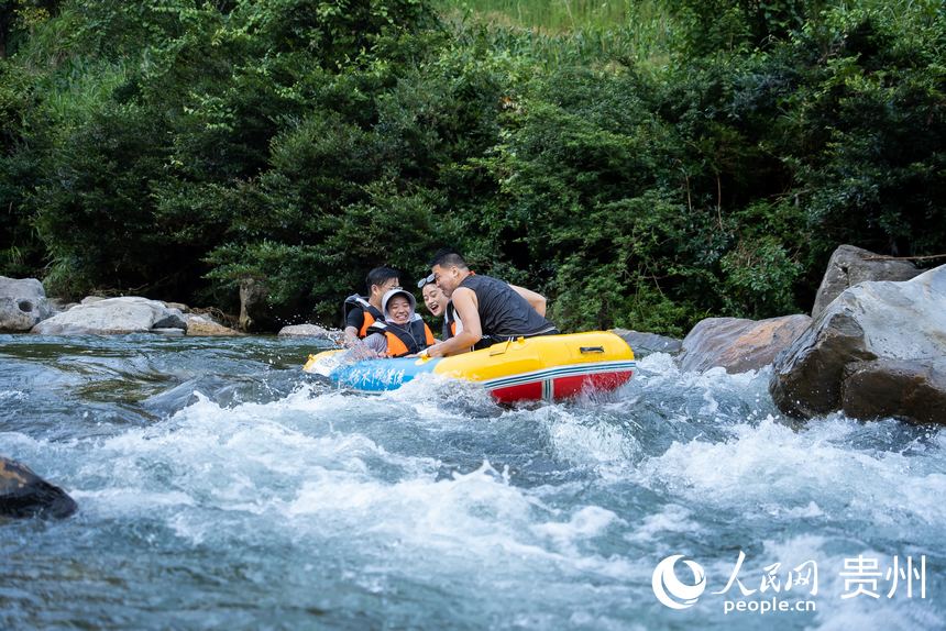 游客在杉木河景区漂流，享受夏日难得的清凉时光。人民网记者 涂敏摄