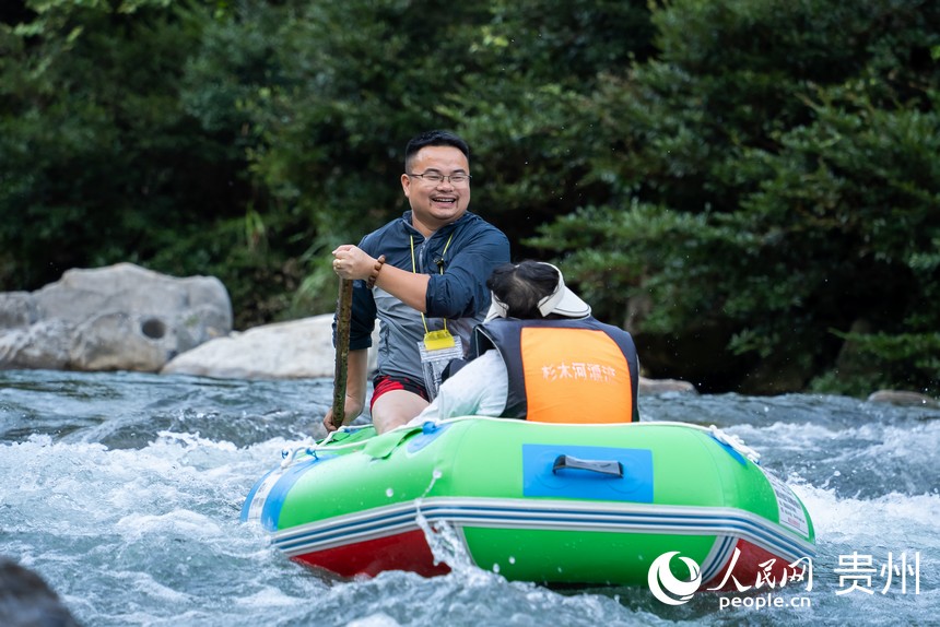 游客在杉木河景区漂流，享受夏日难得的清凉时光。人民网记者 涂敏摄