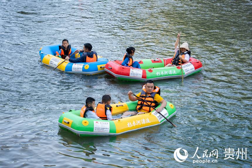 游客在杉木河景區漂流，享受夏日難得的清涼時光。人民網 陽茜攝