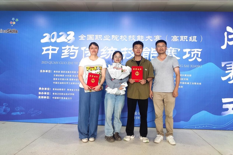 指導老師和參賽選手合影。