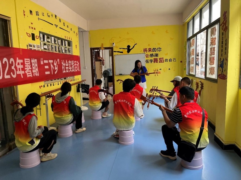 吴柳桃老师展示侗族琵琶歌。