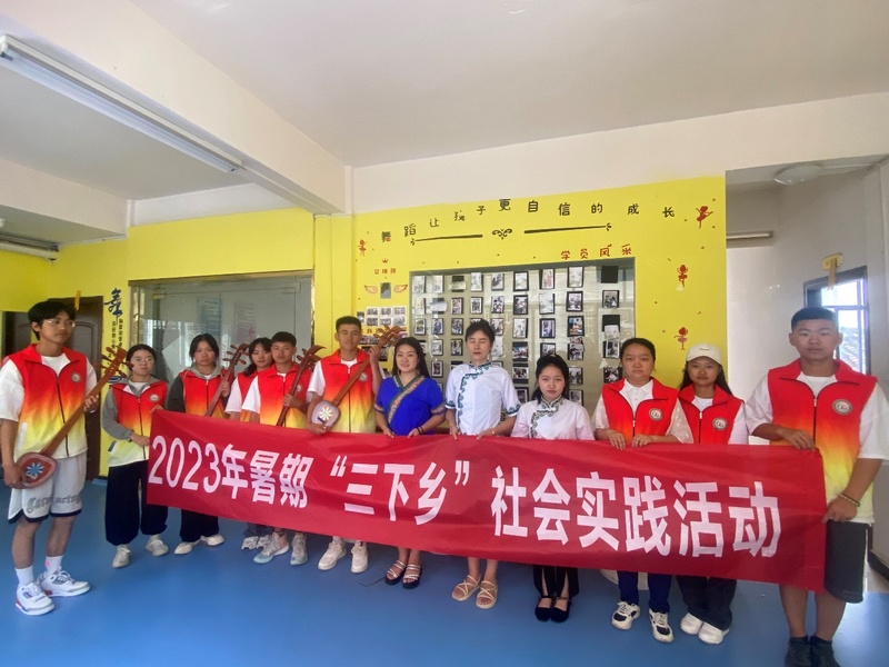 吴柳桃与同学们合影。
