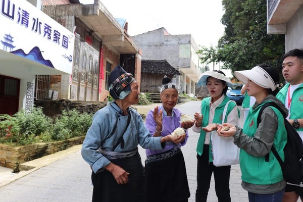 实践队员与当地村民交流。贵州大学供图