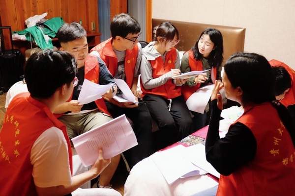 推普行动队集中讨论活动方案。贵州大学供图