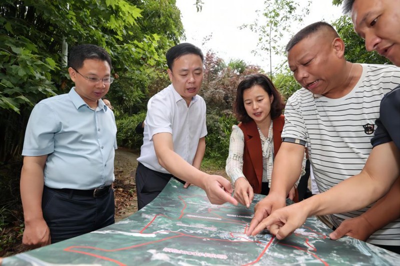 王黔到楊惠街道、黔靈鎮調研。郭然攝