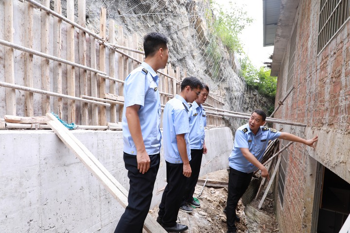 对县内各地质灾害隐患点进行排查。