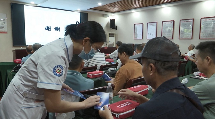 圖為望謨縣人民醫院醫療保健銀齡人才志願服務隊相關同志為參訓人員講解有關防治知識。