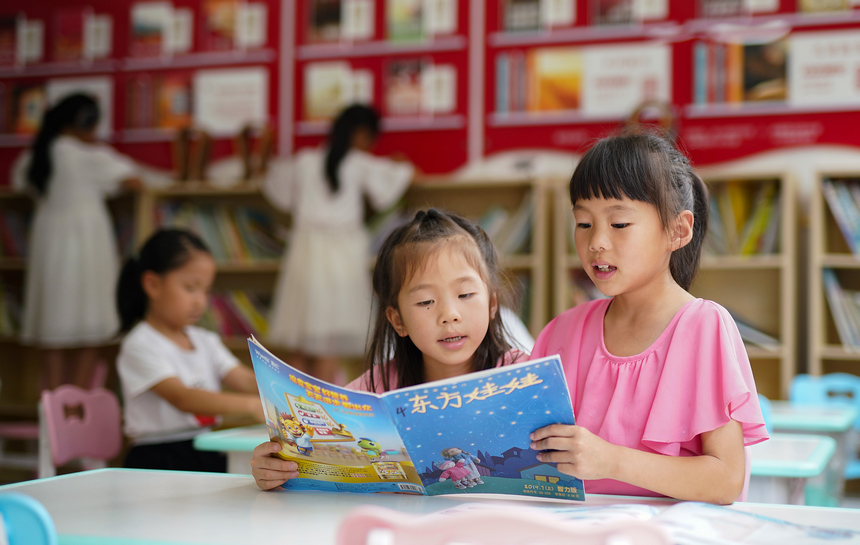 7月20日，孩子們在搬遷群眾安置社區圖書室閱讀圖書。