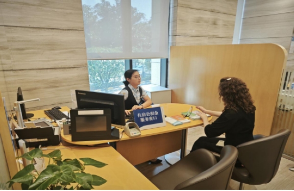 市民在住房公积金服务窗口咨询。