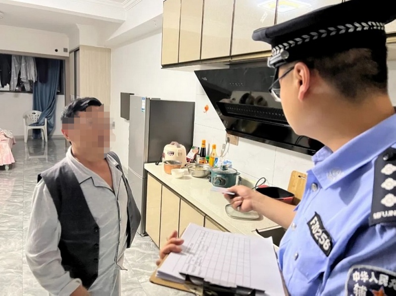 1、民警开展受害人入户走访、登记工作。.jpg