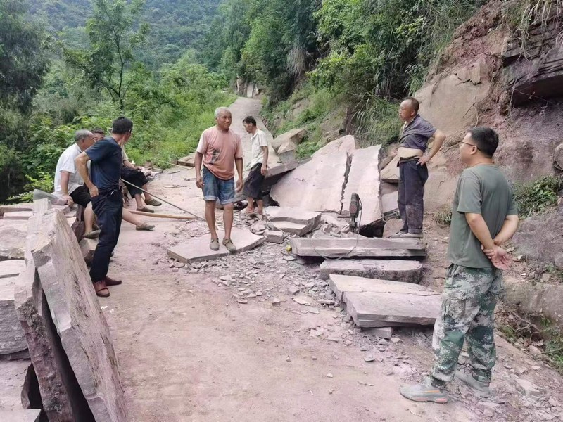 习水:“乡村提调官”汛期清淤保畅 (3).jpg