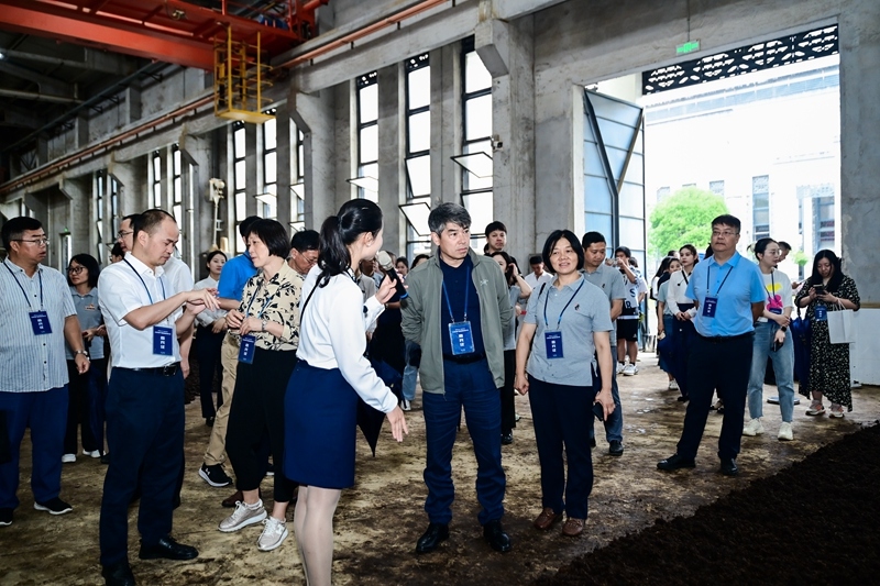 与会嘉宾在珍酒参观。