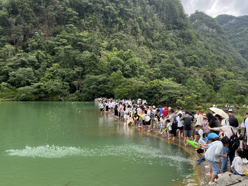小七孔景区游人如织。