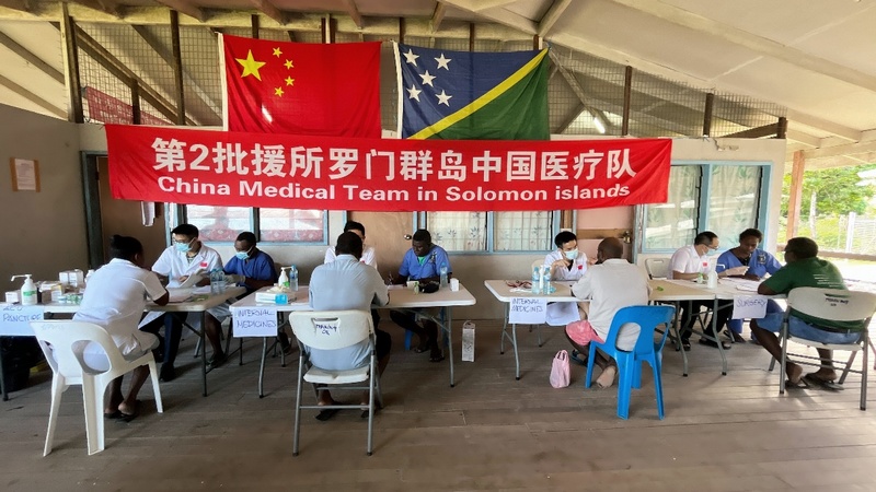 医疗队为所罗门群岛当地民众提供医疗服务.jpg