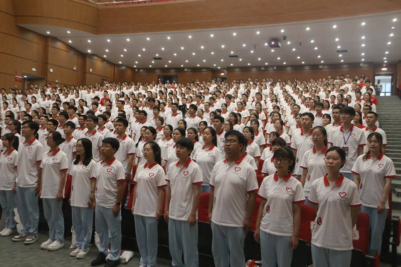 2023年贵州省万名大学生志愿服务西部计划乡村振兴基层项目志愿者出征仪式现场。