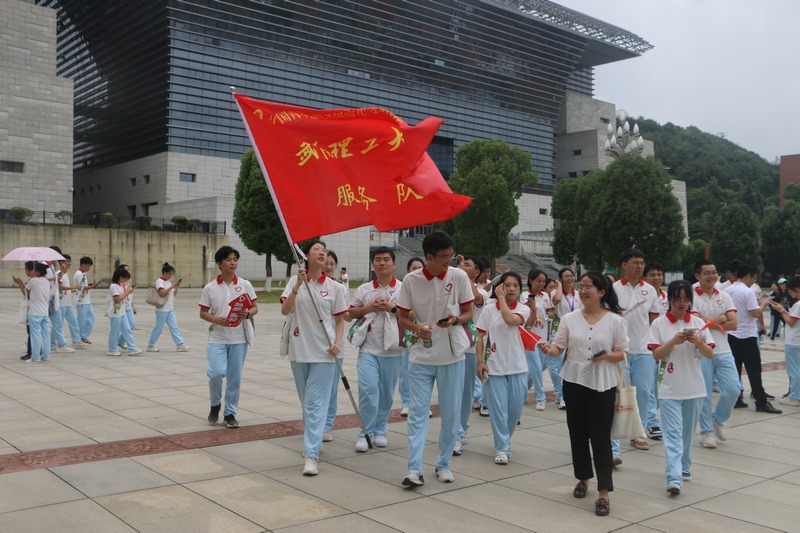 2023年贵州省万名大学生志愿服务西部计划乡村振兴基层项目志愿者出征仪式现场。