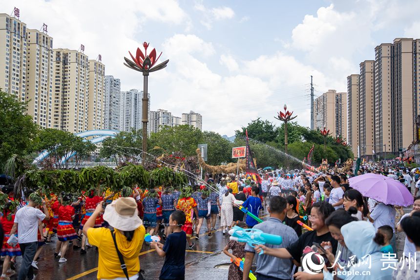 2023德江癸卯年六月六“水龙节”现场，市民向“水龙”喷水祈福。人民网记者 涂敏摄