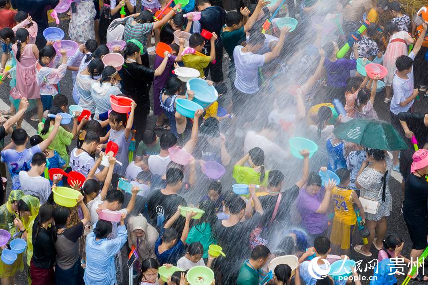 2023德江癸卯年六月六“水龙节”现场，市民喷水祈福。人民网记者 涂敏摄