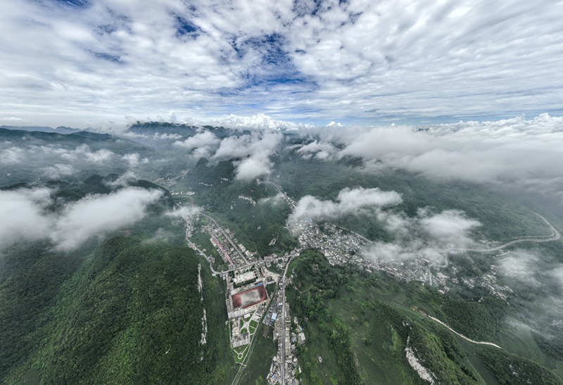 7月22日拍摄于贵州省毕节市纳雍县董地乡的晨雾景观。王纯亮摄