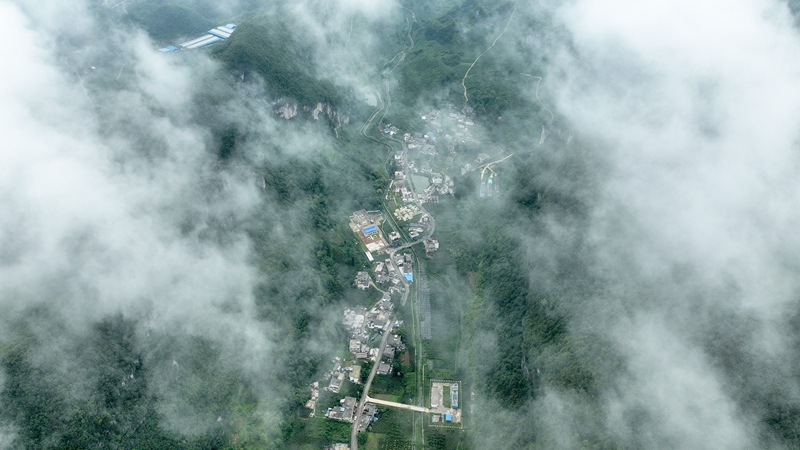 7月22日拍摄于贵州省毕节市纳雍县董地乡的晨雾景观。 王纯亮摄