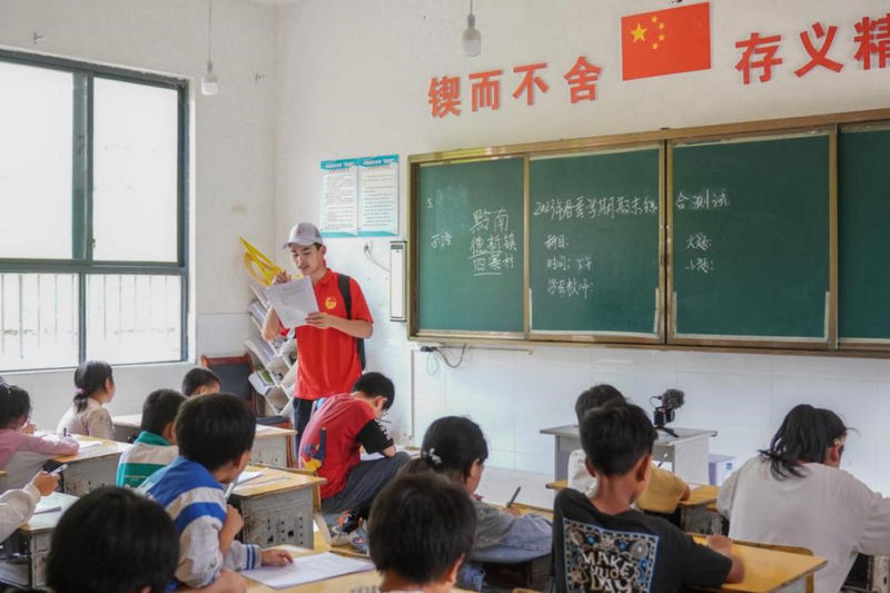 实践团成员于四寨村小学组织学生填写调查问卷。