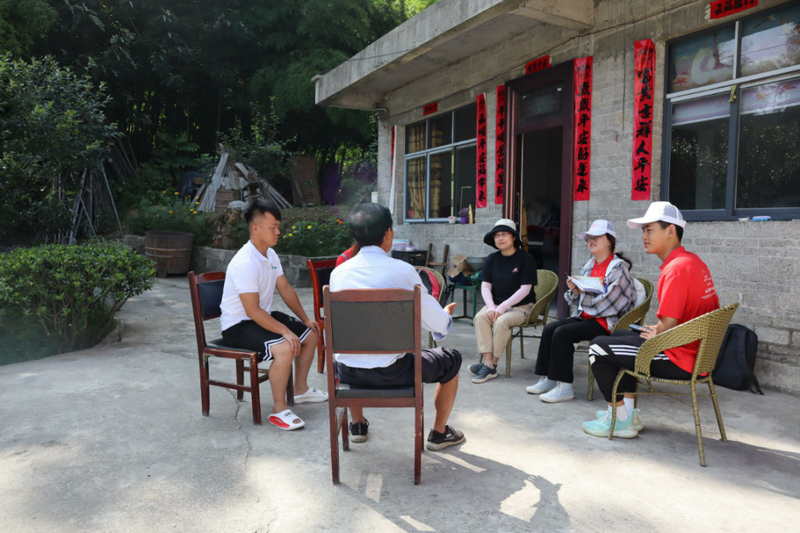 指导老师带领实践团成员与四寨村乡贤代表侯廷建面对面访谈现场。