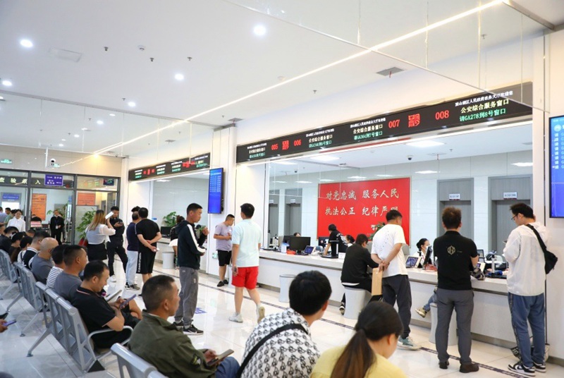 观山湖区政务服务大厅公安综合服务窗口。