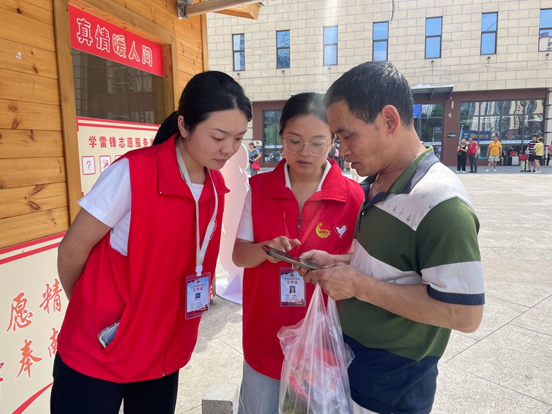 桐梓“小青椒”旅游志願者為群眾提供免費咨詢。
