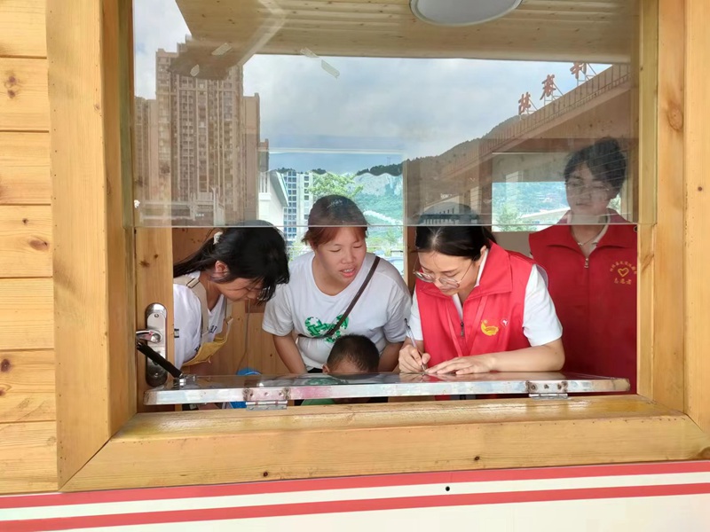 桐梓“小青椒”旅游志願者為游客提供免費咨詢。
