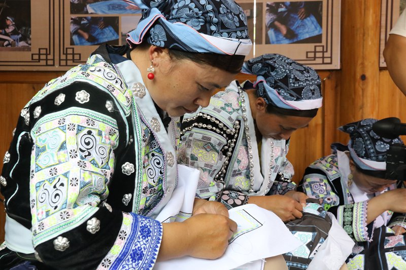 王卡村村民正在绣新衣。图片由福泉市融媒体中心提供