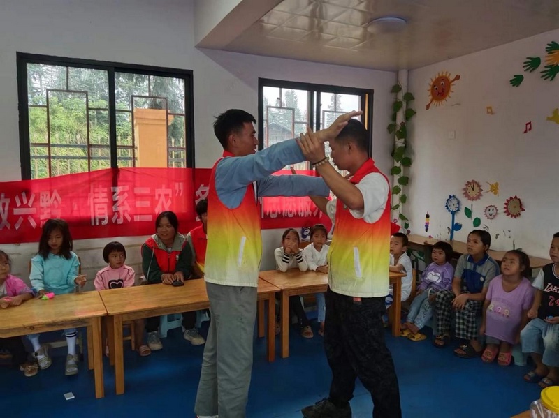 志願者向同學們展示防身術。