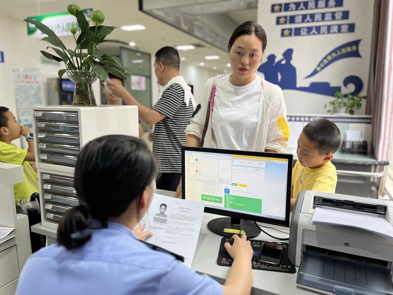 民警正在为群众办理身份证业务。戴密密摄