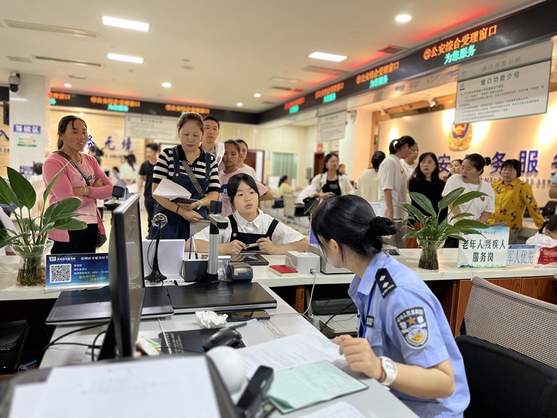 民警正在为群众办理身份证业务。戴密密摄
