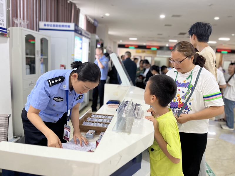 民警正在为群众讲解办理注意事项。戴密密摄