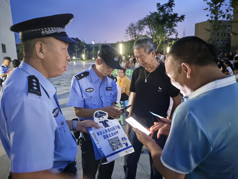 1.小碧乡联合小碧派出所逐村（小区）逐寨零距离开展反诈宣传。