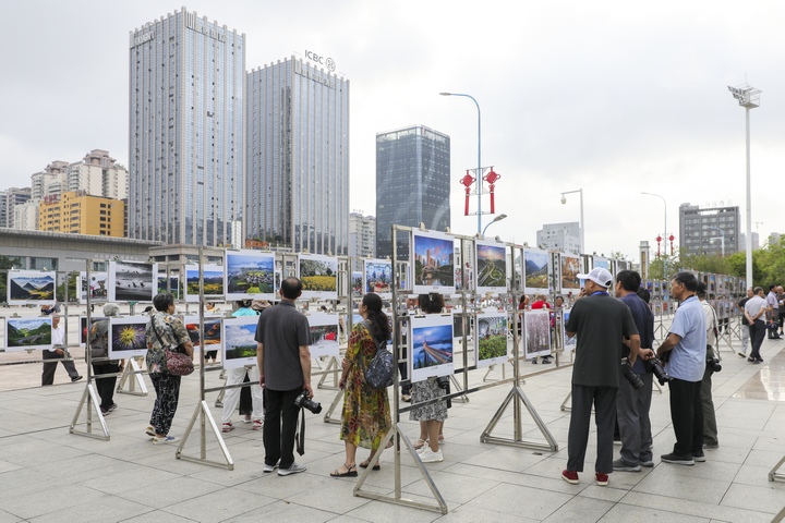 圖為攝影聯展觀展現場。