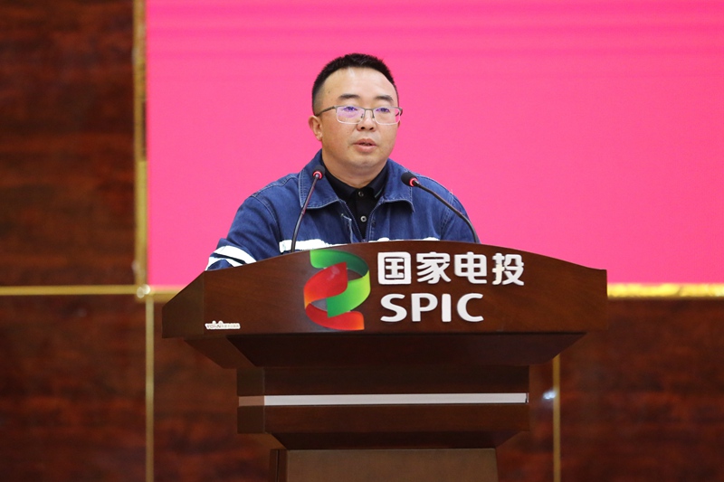 黔北电厂厂长罗德海在2023年职代会暨工作会上进行工作部署。