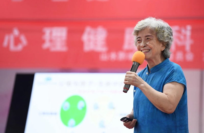 贵州省心理工作者协会会长刘秀琴给现场的家庭进行心理健康科普教育培训