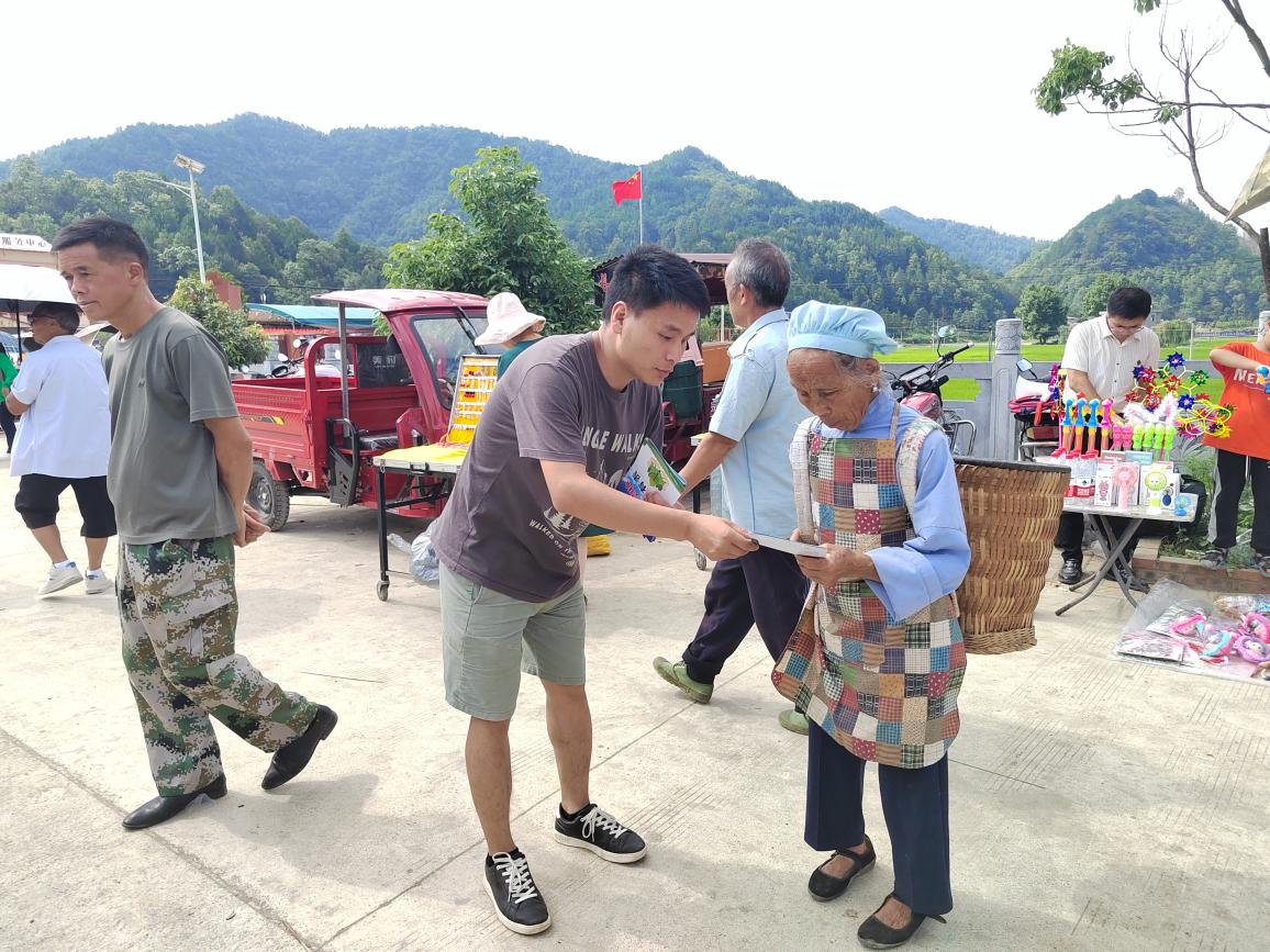 发放宣传资料。