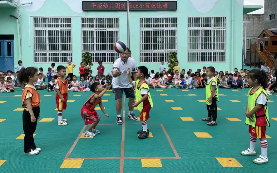 街道志願者到平繞幼兒園開展“動感籃球·精彩我秀”幼兒籃球操比賽。