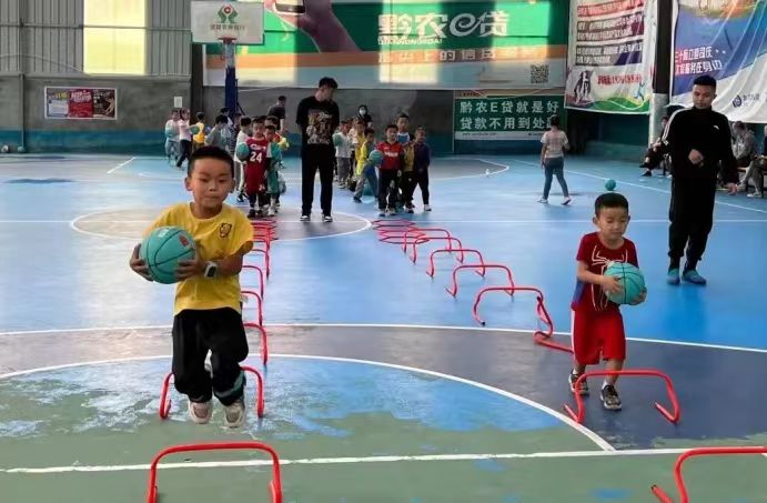 街道志願者組織轄區幼兒開展籃球操比賽。