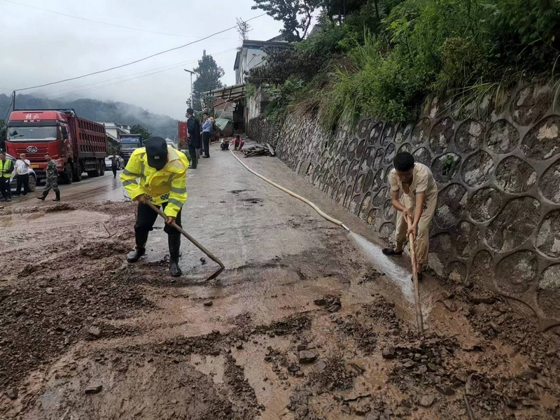 勺米派出所警务人员帮助群众排除道路隐患。