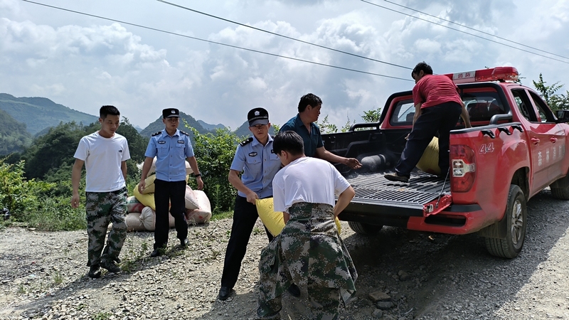 勺米派出所警务人员帮助搬运物资。