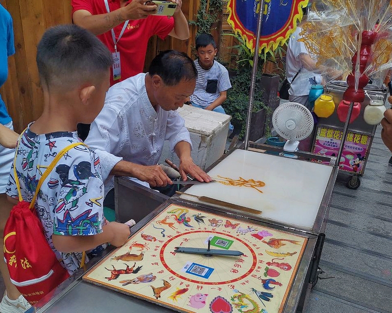 畫糖人。王靜靜攝