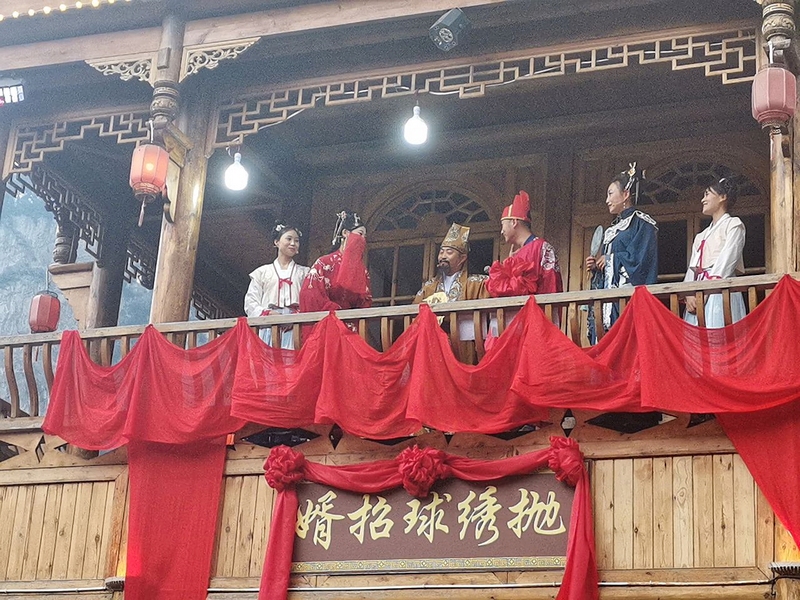 拋繡球表演。王靜靜攝