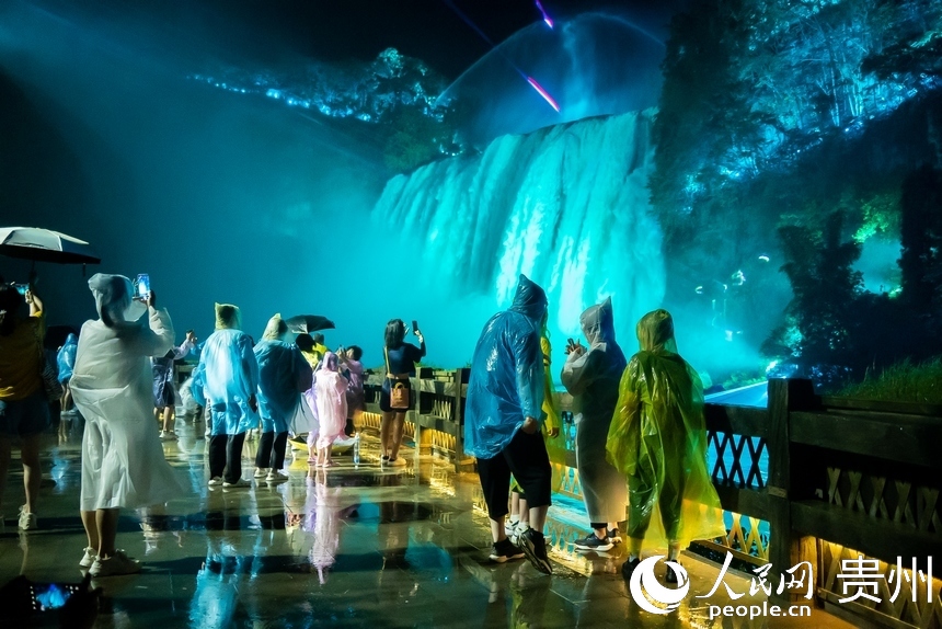 游客游览黄果树瀑布夜景。人民网记者 涂敏摄