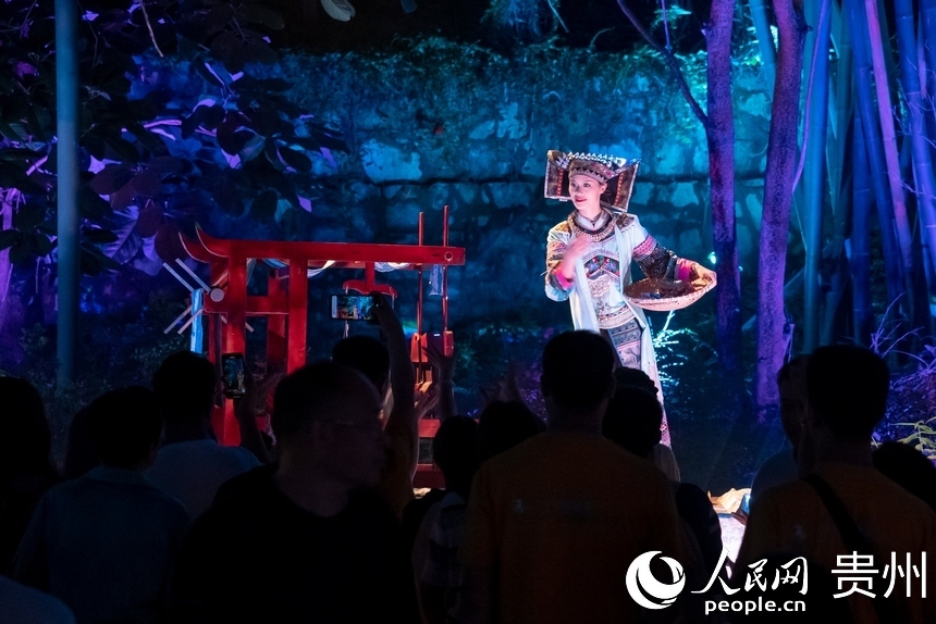 黄果树景区内进行的民俗文化表演。人民网记者 涂敏摄
