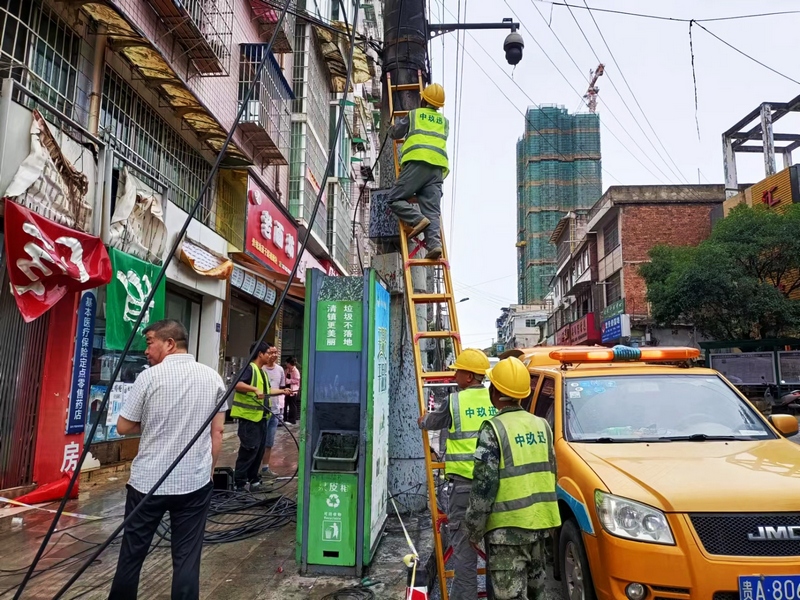 工作人員維護小區通訊光纜。科技局供圖