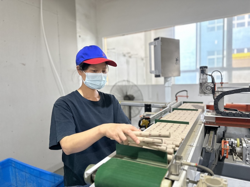 国韵生物科技有限公司工人加工生产艾条。